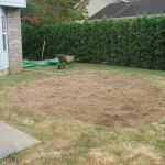 إزالة العشب من موقع حديقة المطر الجديد